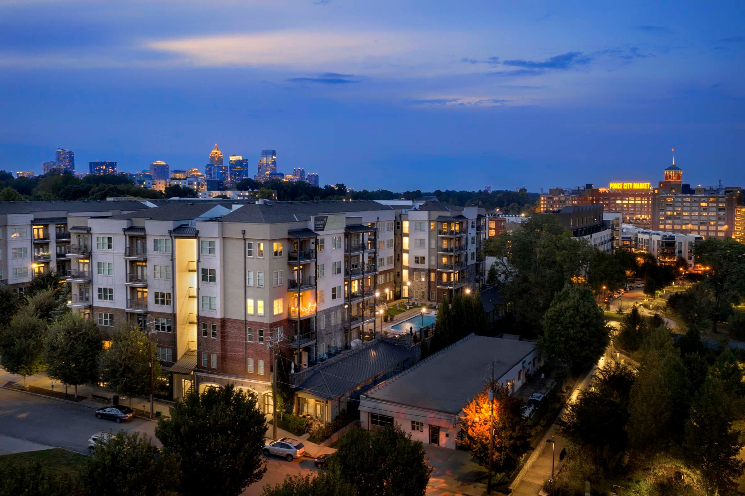 23-camden-fourth-ward-apartments-atlanta-ga-building-exterior-with-atlanta-skyline-and-ponce-city-market