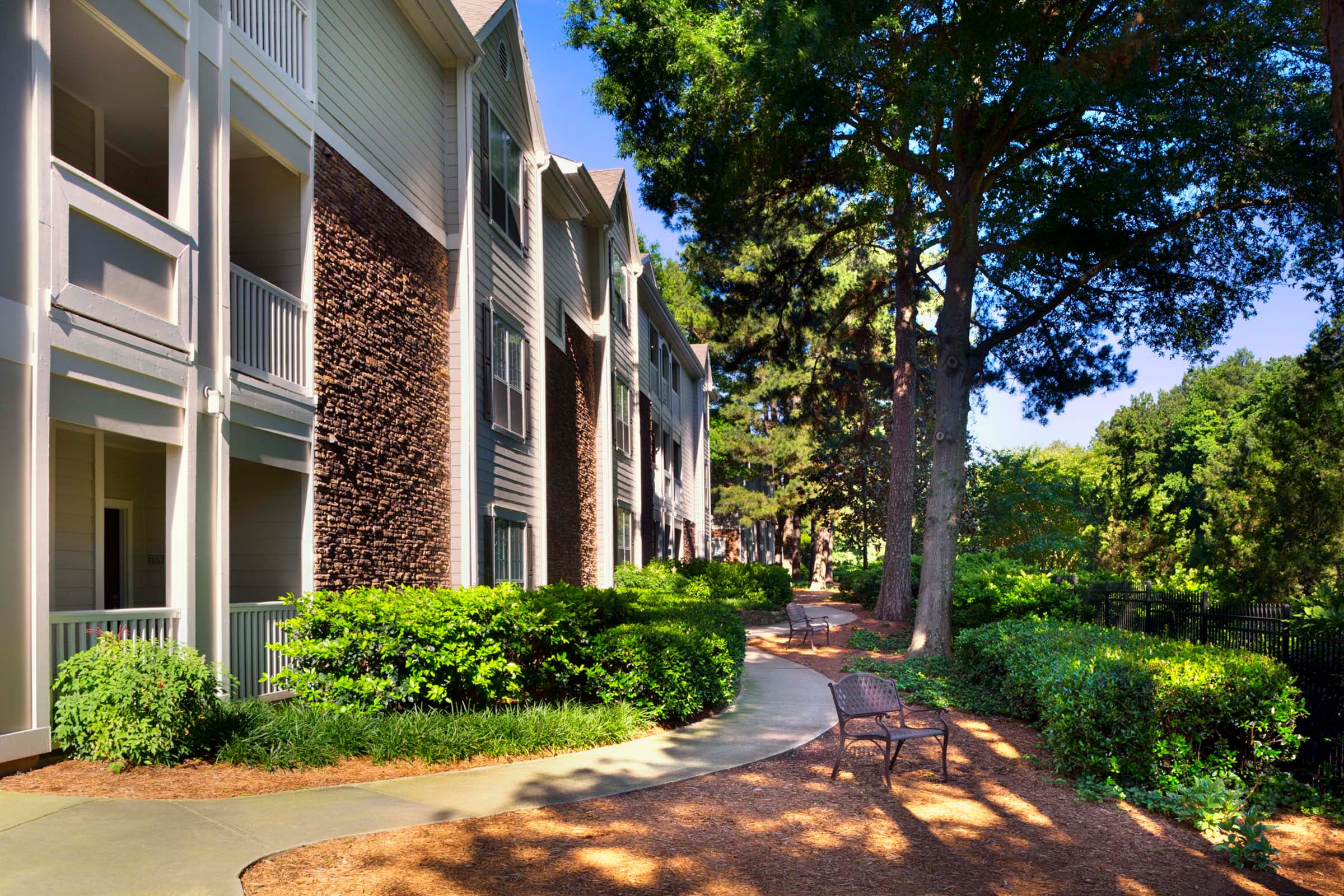 18-camden-creekstone-apartments-atlanta-GA-outdoor-walking-path
