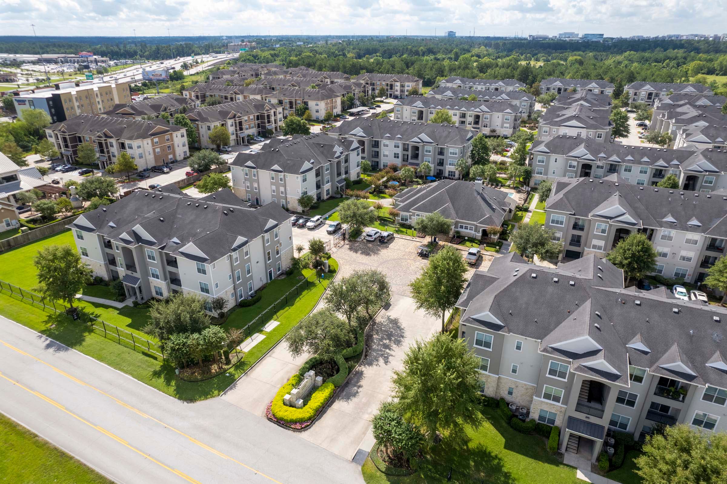 24-camden-spring-creek-apartments-spring-tx-exterior-overview