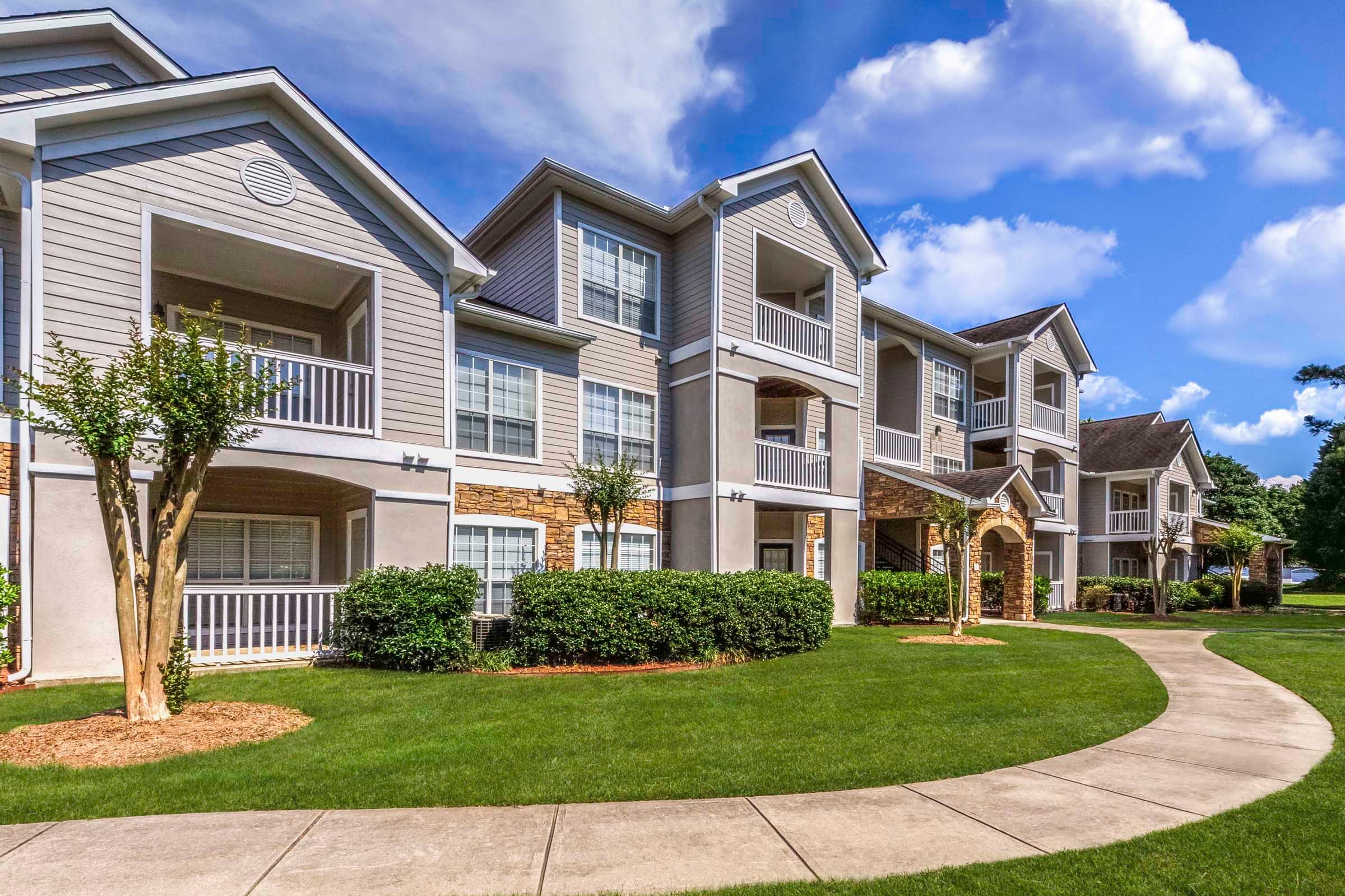 21-camden-shiloh-apartments-kennesaw-ga-building-exterior-showing-beautiful-landscaping