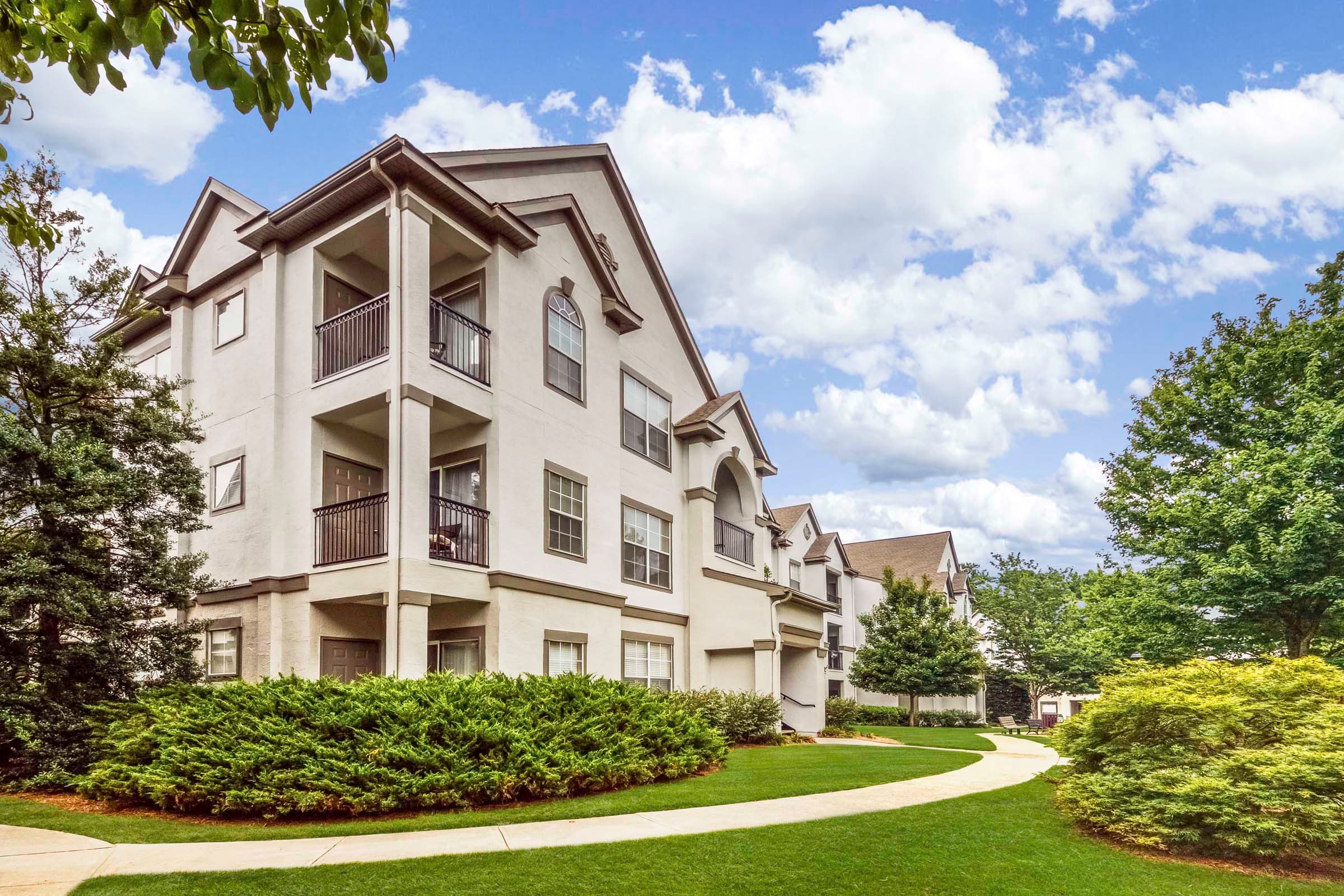 Camden-Dunwoody-Apartments-Atlanta-GA-building-exterior-with-paved-walkway