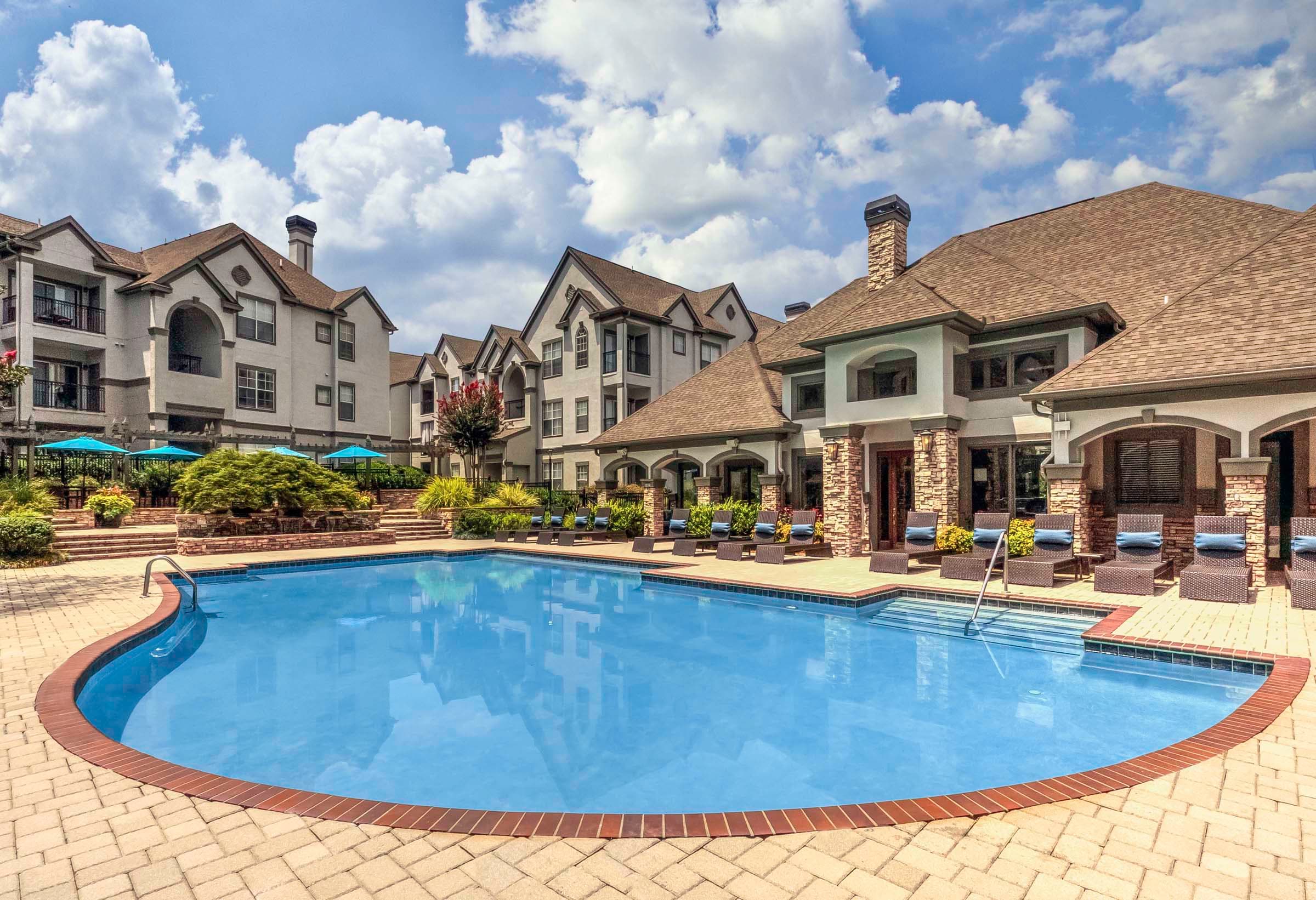 Camden-Dunwoody-Apartments-Atlanta-GA-salt-water-pool-with-lounge-seating
