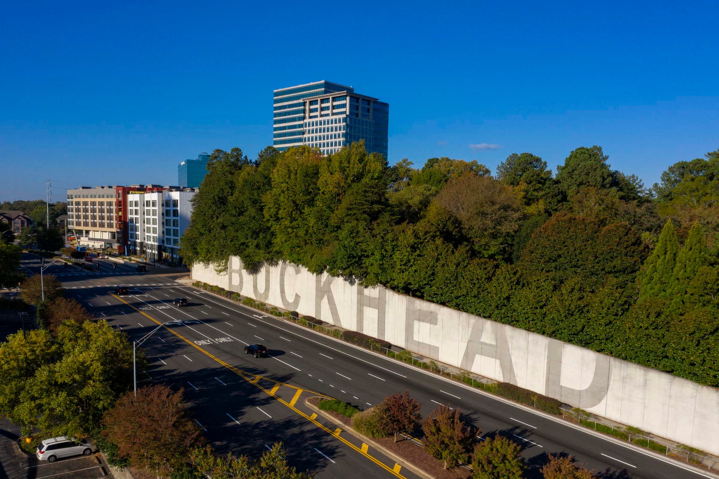 24-camden-atlanta-apartments-atlanta-ga-buckhead-wall-along-freeway-near-community