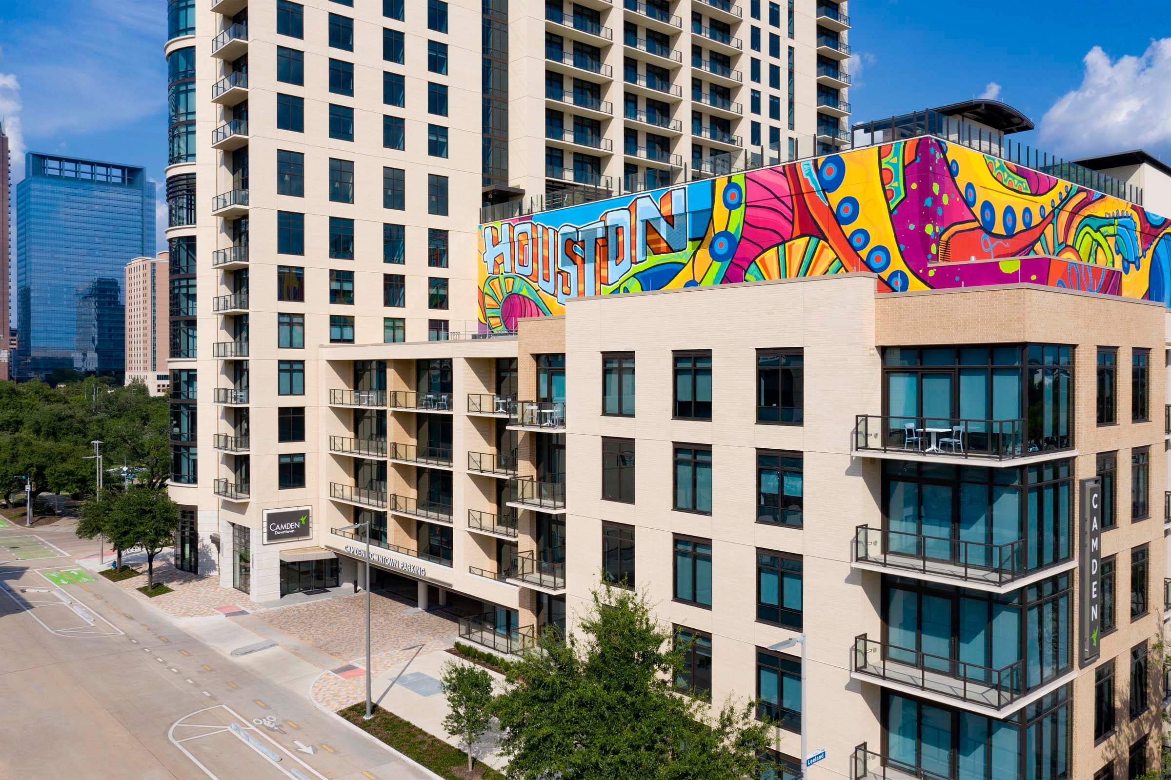 49-camden-downtown-apartments-houston-tx-exterior-with-mural