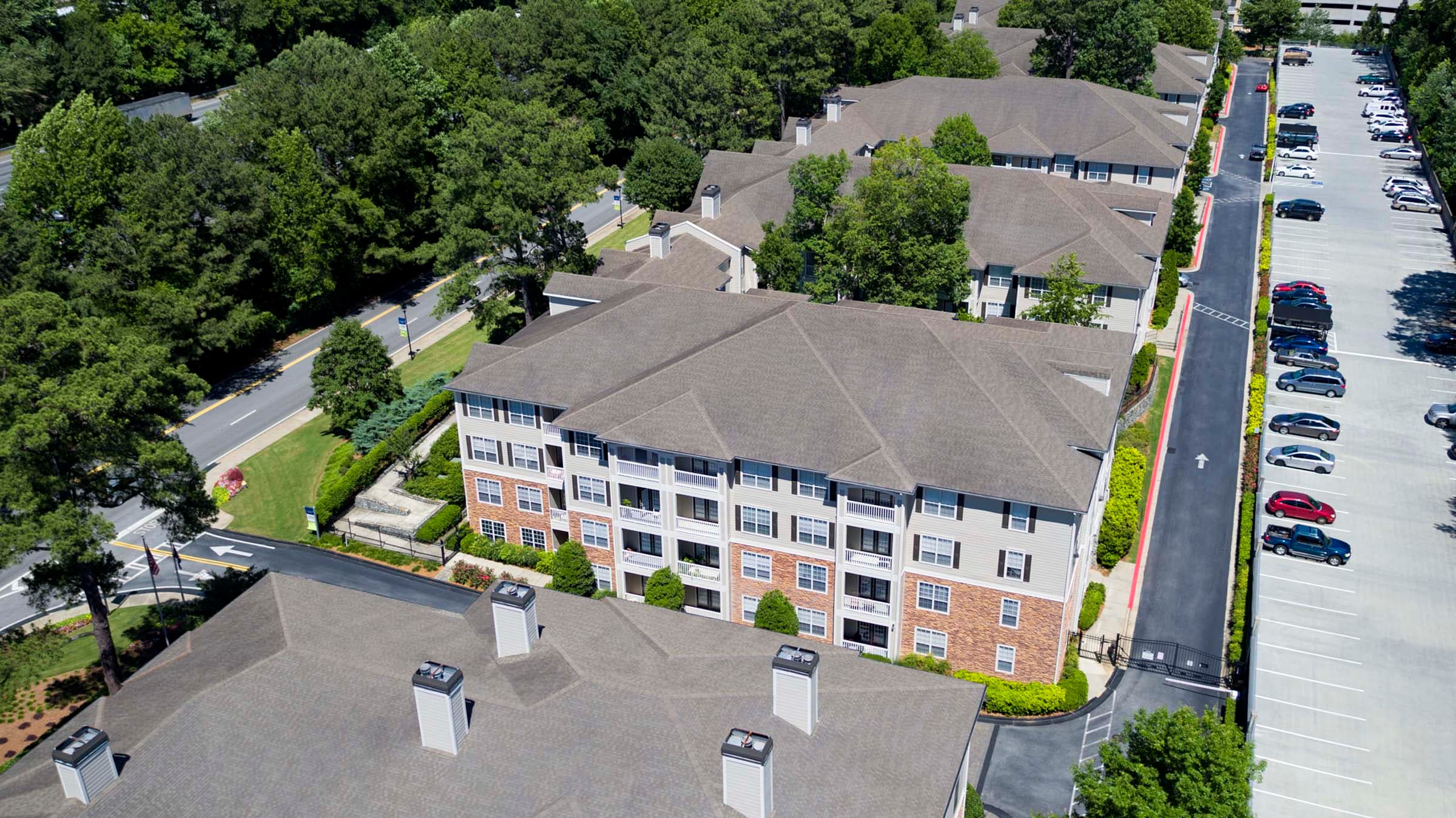 21-camden-creekstone-apartments-atlanta-GA-community-aerial-view-with-parking-deck