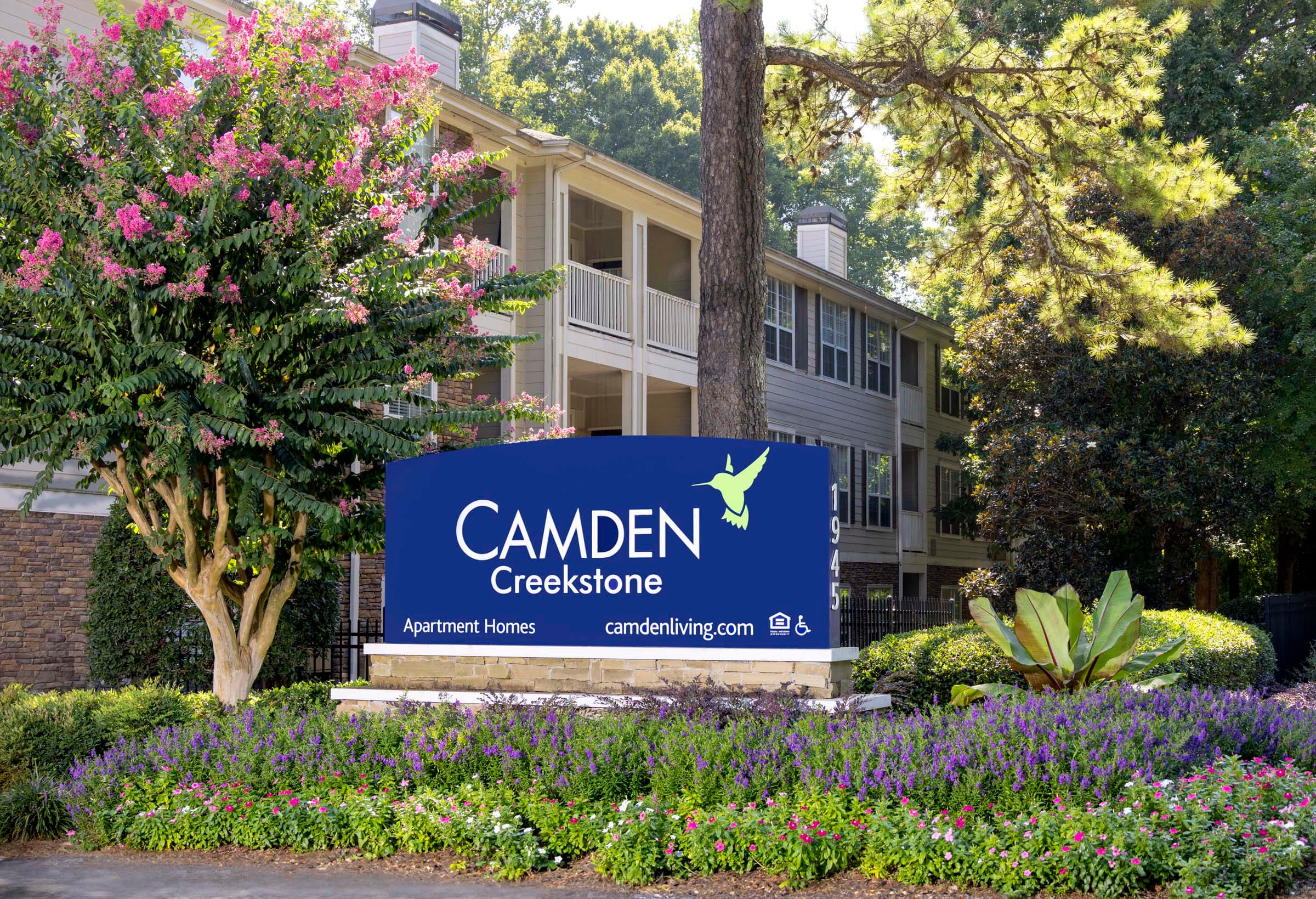 camden-creekstone-apartments-atlanta-ga-exterior-monument-entrance (1)