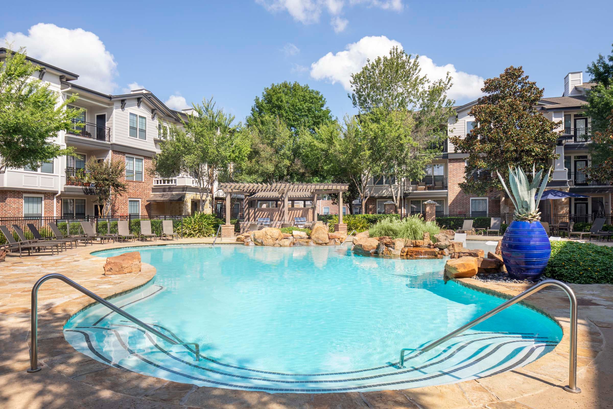 20-camden-whispering-oaks-apartments-houston-tx-swimming-pool